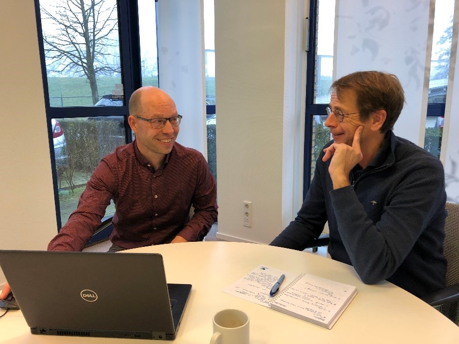 Johan (esquerda) e Wilfried (direita) discutindo os últimos projetos de P&D